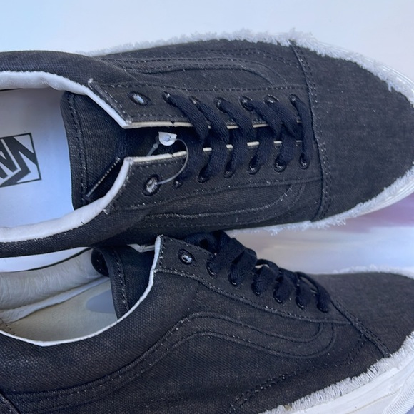 Vans Men’s 0g Old Skool Low
Raw Edge Black
VN0A5FBEBLK
Sneakers - Picture 14 of 16